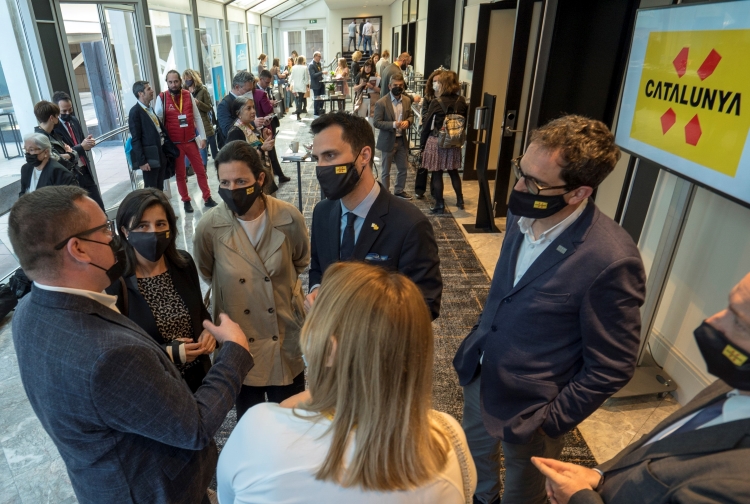 Catalan business minister Roger Torrent with Tourism office CEO Marta Domènech speaking with American Airlines' representatives in Barcelona on April 22, 2022 (by Turisme de Catalunya)